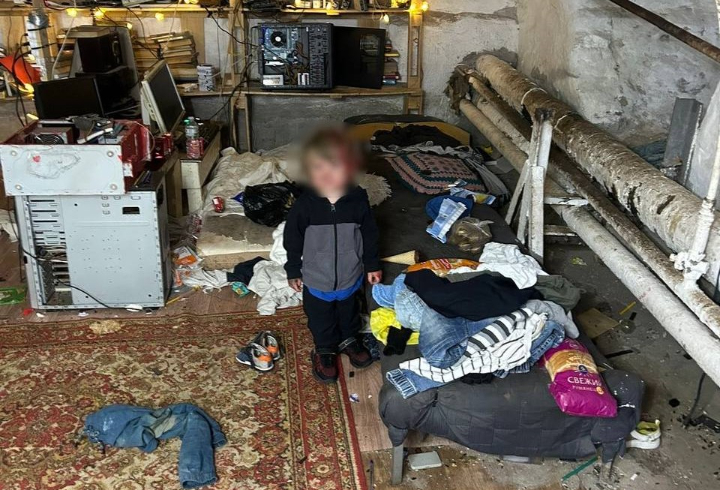 Детьми, живущими в подвале дома в Петербурге, заинтересовалась прокуратура