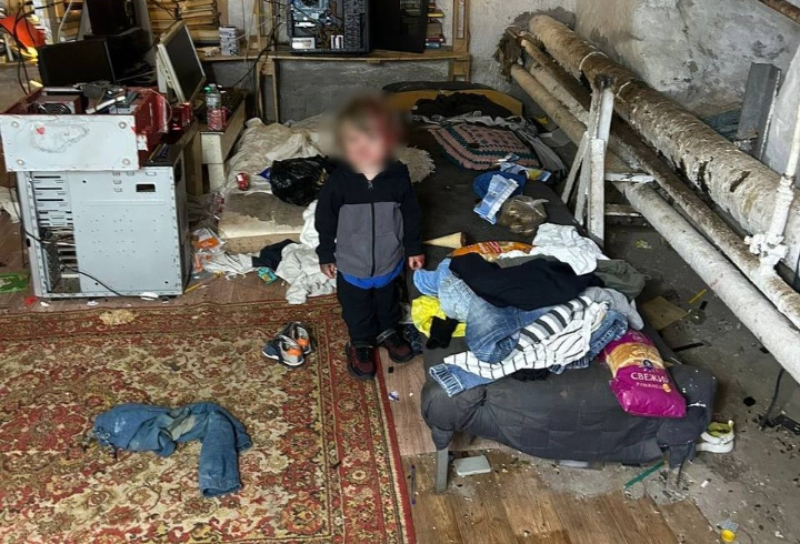 Историю детей, живущих в подвале петербургского дома, опубликовали в СМИ