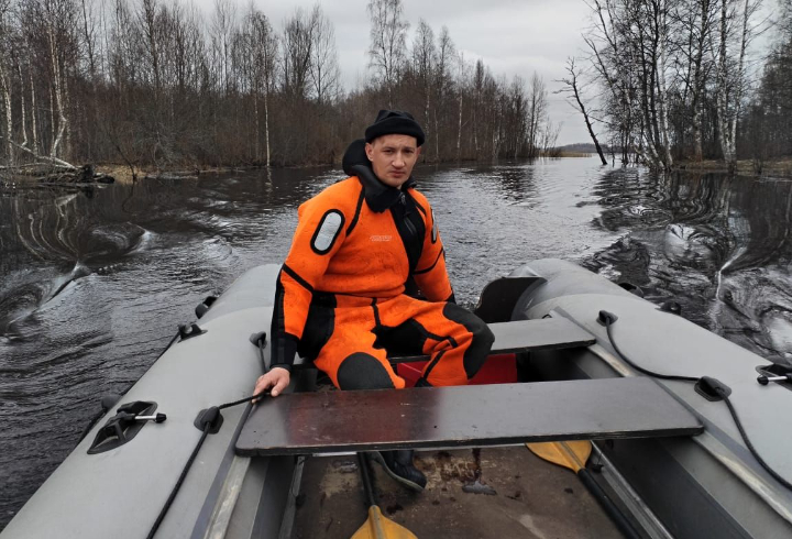 Спасатели провели мониторинг паводковой обстановки на двух водоемах Ленобласти
