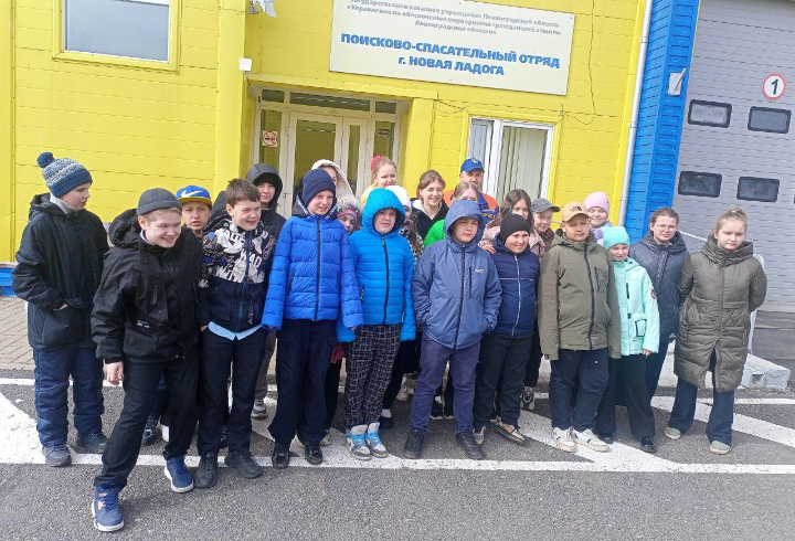 Для школьников Новой Ладоги организовали экскурсию к спасателям
