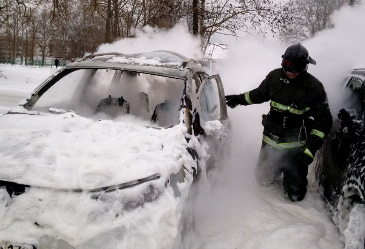 Спасатели Шлиссельбурга потушили горящий автомобиль