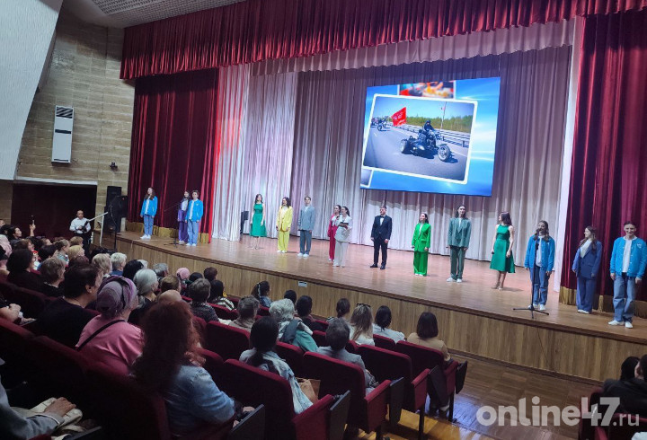 У зрителей слезы на глазах: Александр Дрозденко посетил выступление творческих коллективов ЛОККиИ и Киргизии