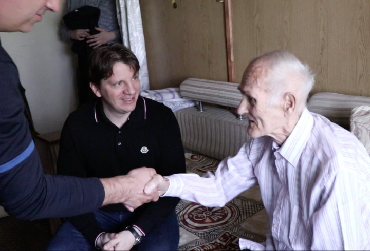 Евгений Барановский встретился с ветераном Великой Отечественной войны в Енакиево