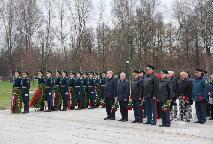 Сотрудники МЧС Ленобласти почтили память погибших коллег