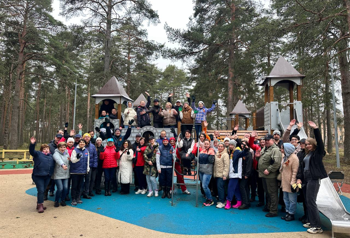 Сотрудники комитета МСУ Ленобласти в преддверии 9 Мая провели субботник в Приозерске