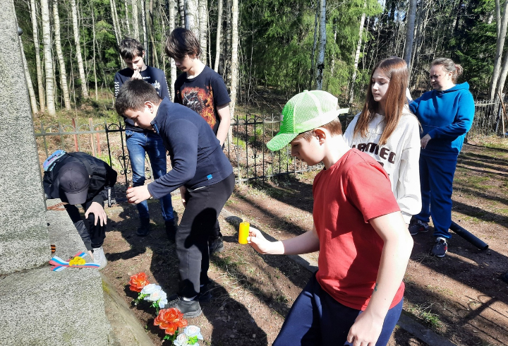 Школьники Выборга приняли участие в уборке общественных территорий и воинских мемориалов