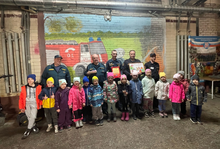 Дошкольник из Отрадного поздравили пожарных с профессиональным праздником