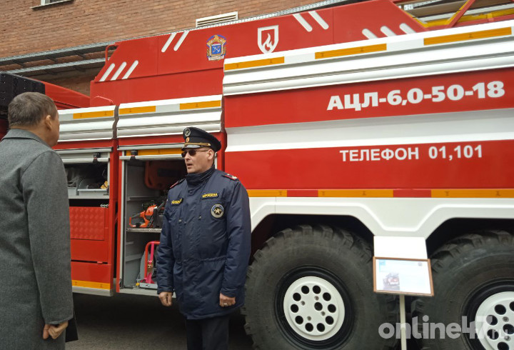 Александр Дрозденко осмотрел новую технику для пожарных Ленобласти