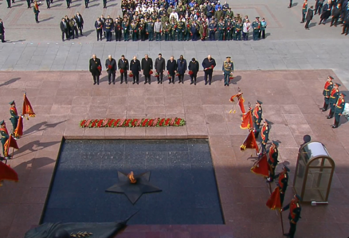 Владимир Путин и лидеры зарубежных стран возложили цветы к Могиле Неизвестного Солдата