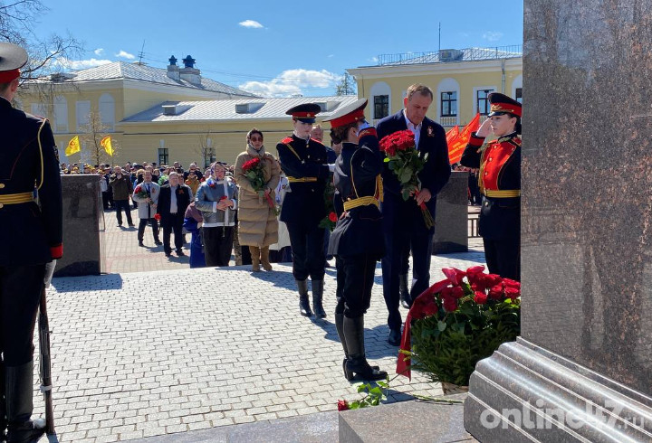 Губернатор Ленобласти возложил цветы к стеле «Город воинской славы» в Гатчине