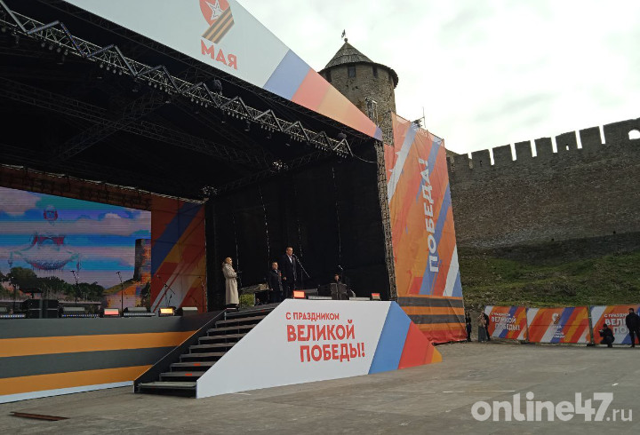 Праздничный концерт «Берега Победы» проходит в Ивангороде на границе с Эстонией