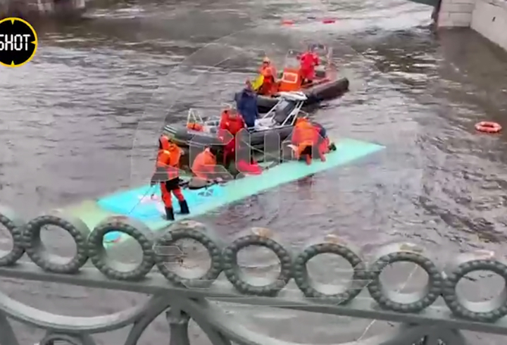 В Петербурге автобус с пассажирами упал в реку Мойку после ДТП с каршерингом