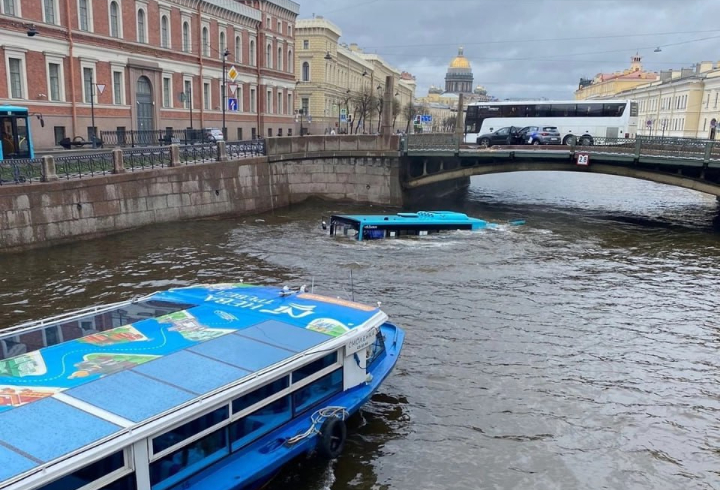 В Сети появились новые кадры с места ДТП с затонувшим автобусом в Петербурге