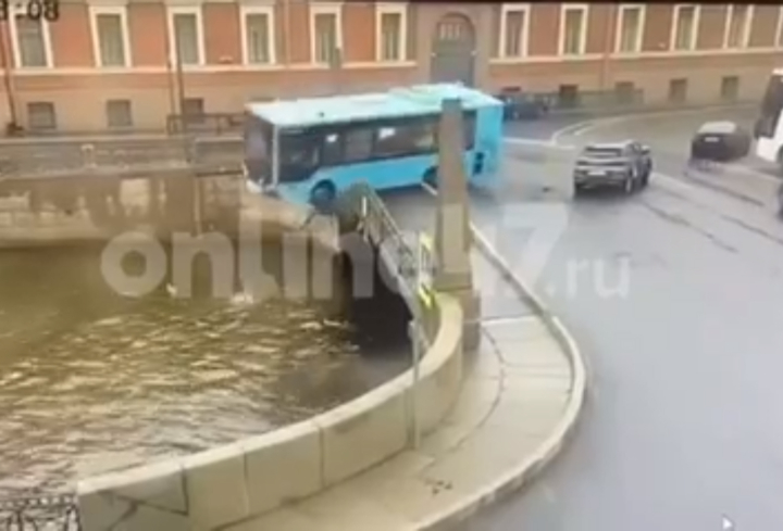 Четыре человека погибли в результате ДТП с затонувшим автобусом в Петербурге