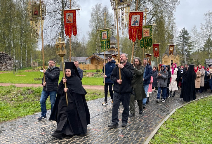 Крестный ход прошел на Подворье Новодевичьего монастыря в Ленобласти