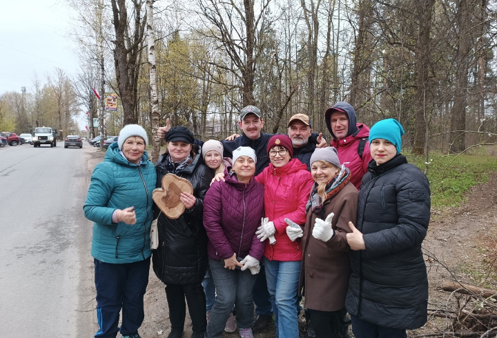 Коллектив Общественной палаты Всеволожского района провел субботник в Румболовском парке