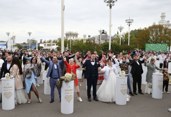 Две влюбленные пары из Ленобласти принимают участие в Свадебном фестивале на выставке «Россия»