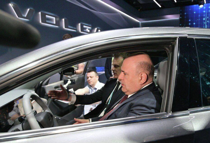 Премьер-министр РФ Михаил Мишустин осмотрел новые автомобили Volga