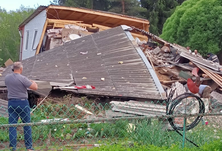 Два человека могут находиться под завалами после обрушения дома в Лужском районе