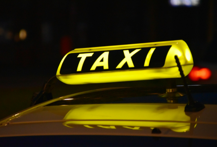 Жителям Ленобласти рассказали, как через «Госуслуги» внести сведения в реестр такси