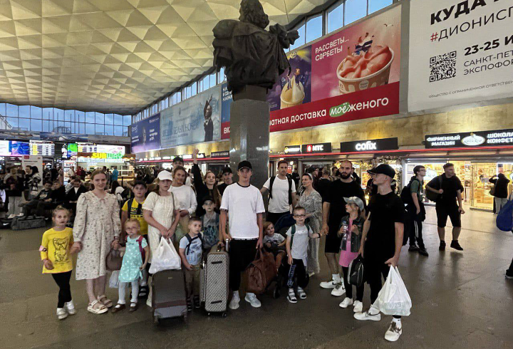 Многодетная семья из Соснового Бора по приглашению Владимира Путина отправилась в Москву