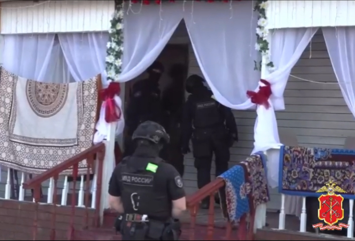 Рейд полиции по местам проживания «кочевого» народа прервал чужую свадьбу в Ленобласти