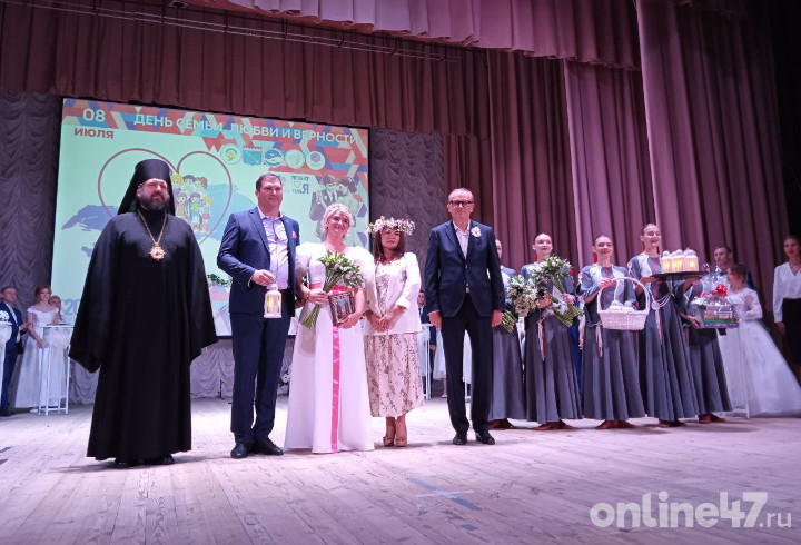 Александр и Ирина Дрозденко провели церемонию бракосочетания для 14 пар в День семьи, любви и верности в Тосно