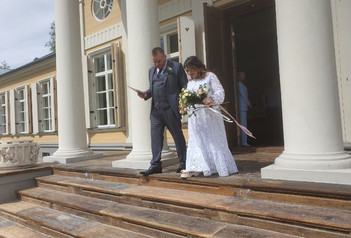 Несколько пар из Петербурга и Ленобласти заключили брак в усадьбе Монрепо в День семьи, любви и верности