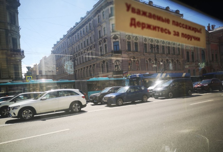 Невский проспект в Петербурге сковала огромная пробка из троллейбусов и машин