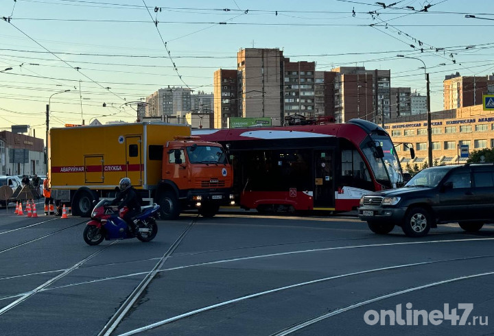 Очевидцы сообщили о ДТП с трамваем на пересечении Дальневосточного проспекта и улицы Дыбенко
