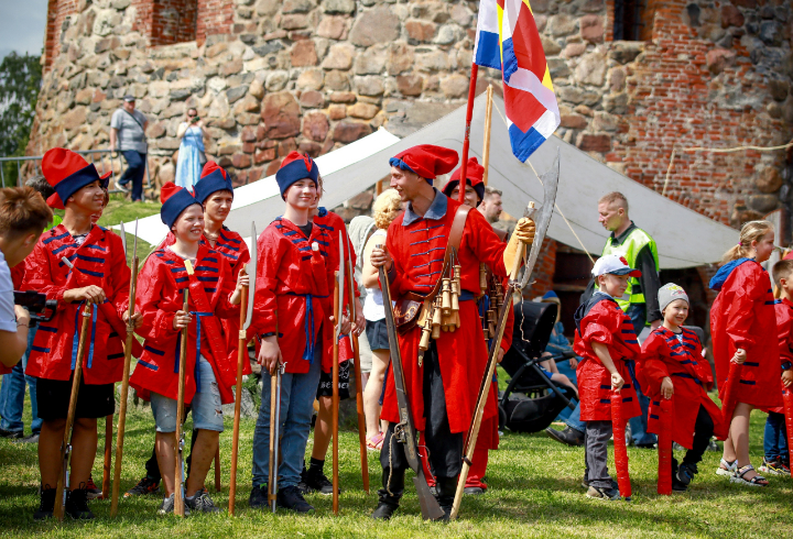 «КорелаФест»: какие средневековые развлечения ждут ленинградцев у стен крепости Корела