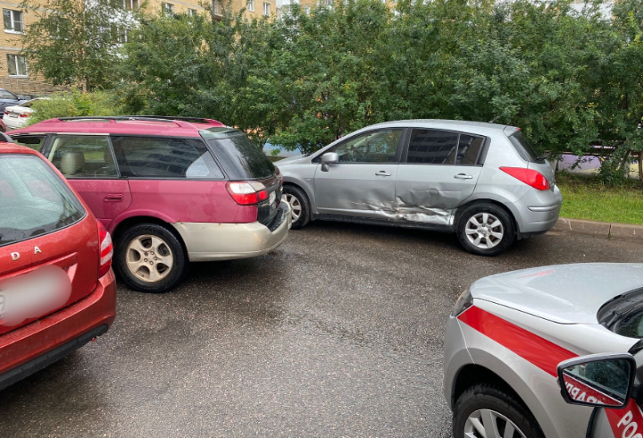 Нетрезвый водитель разбил несколько припаркованных авто в Красносельском районе Петербурга