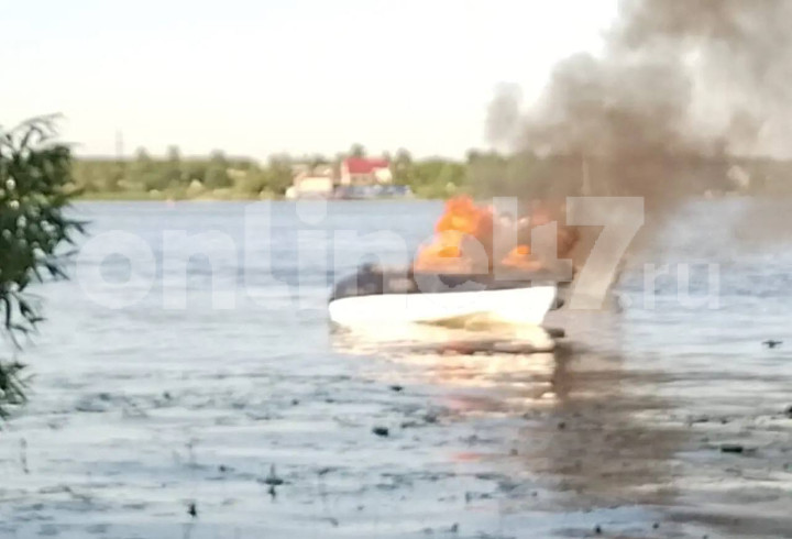 Прогулочный катер загорелся на набережной в Новой Ладоге