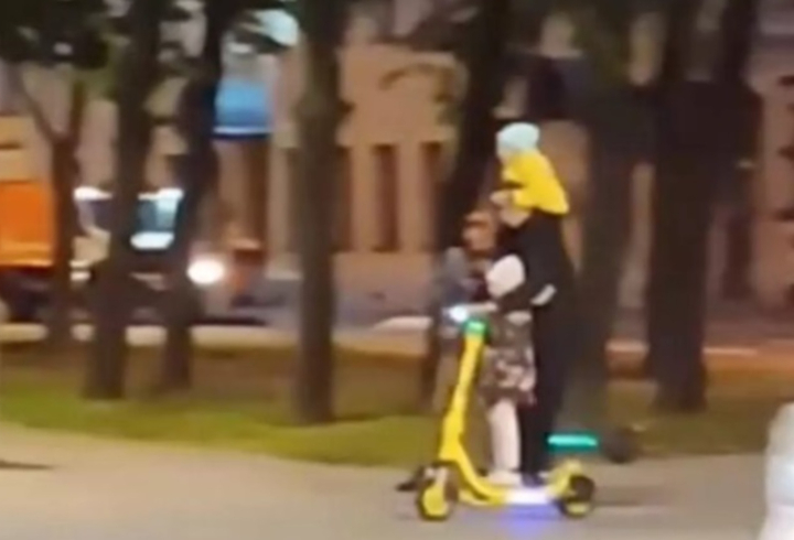 В Петербурге разыскивают мужчину, который ехал на электросамокате с ребенком на плечах