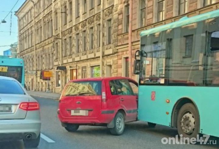 Очевидцы сообщили о ДТП с автобусом и иномаркой на улице Глинки в Петербурге