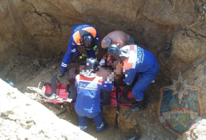 В Тосненском районе спасатели достали из ямы мужчину, которого завалило землей