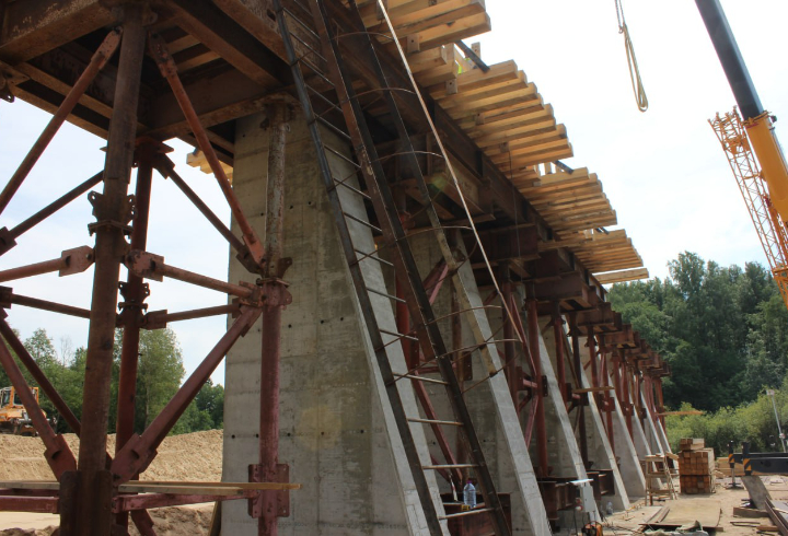Строители установили первые опоры для будущего моста через Охту в обход Мурино