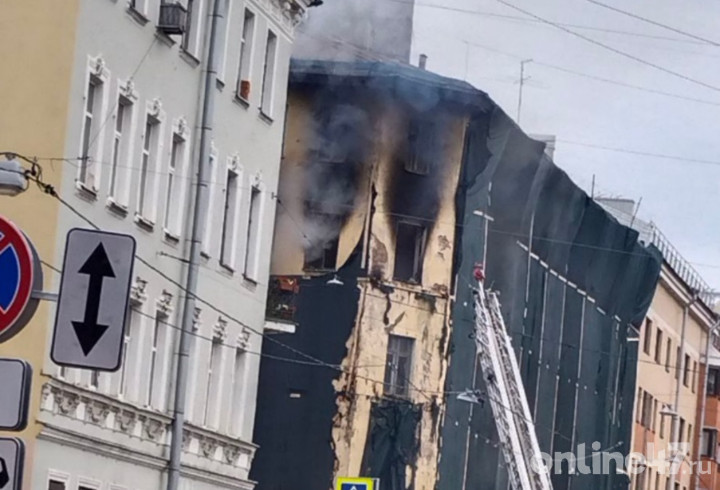 Очевидцы засняли полыхающую «заброшку» на Курской улице в Петербурге