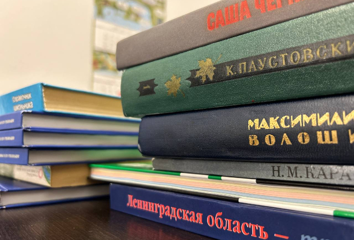 Комтранс Ленобласти передал новую партию книг в библиотеку подшефного Енакиево