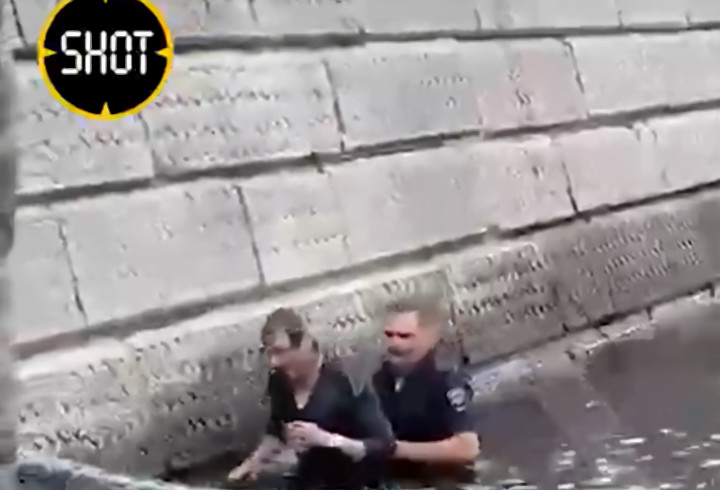 В Санкт-Петербурге полицейский бросился в Неву за утопающим