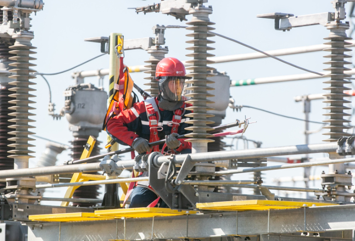 Энергетики с начала года провели в Ленобласти более трех тысяч работ с оборудованием под напряжением