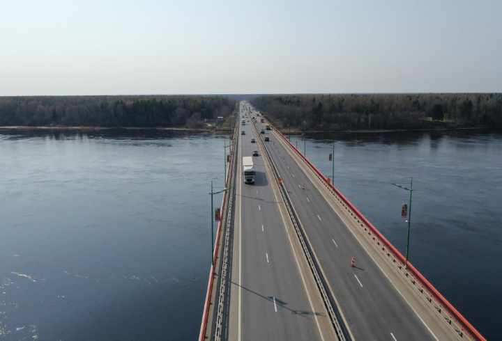 Движение по Ладожскому мосту временно ограничат в ночь на 26 июля