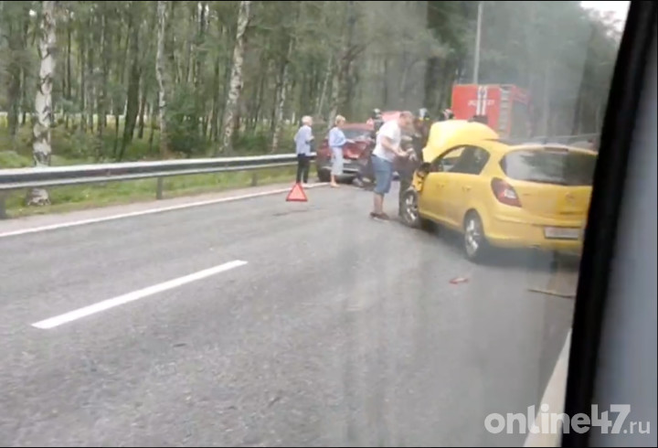 На участке Приморского шоссе перекрыли две полосы из-за столкновения иномарок