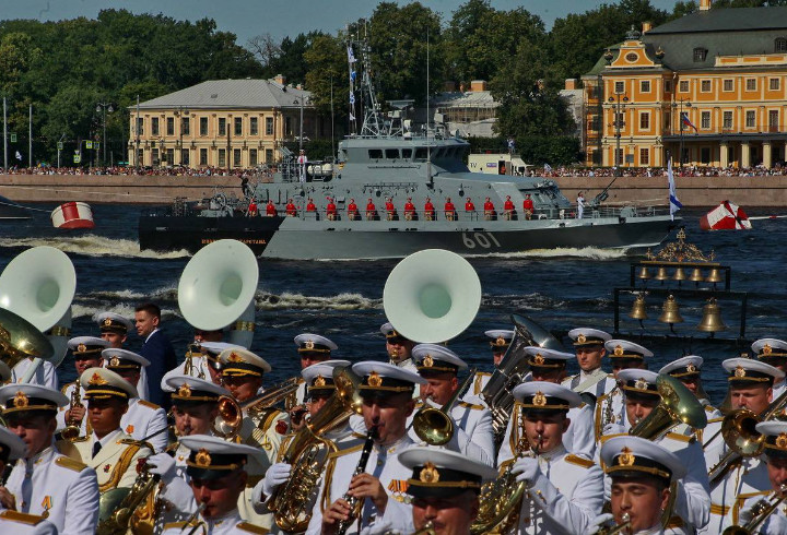 Александр Дрозденко показал, как в Петербурге проходит военно-морской парад