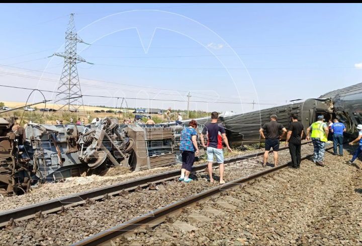В Волгоградской области поезд столкнулся с КАМАЗом и сошел с рельсов