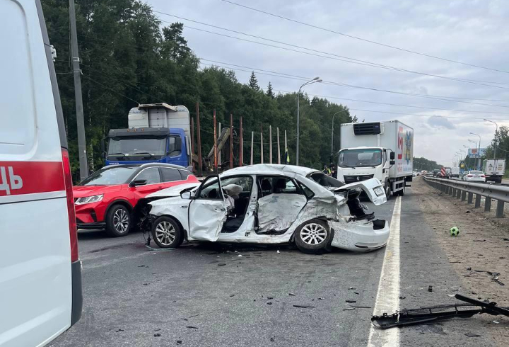 Направлявшиеся на дежурство фельдшеры из Сертолово помогли пострадавшему в ДТП на Мурманском шоссе