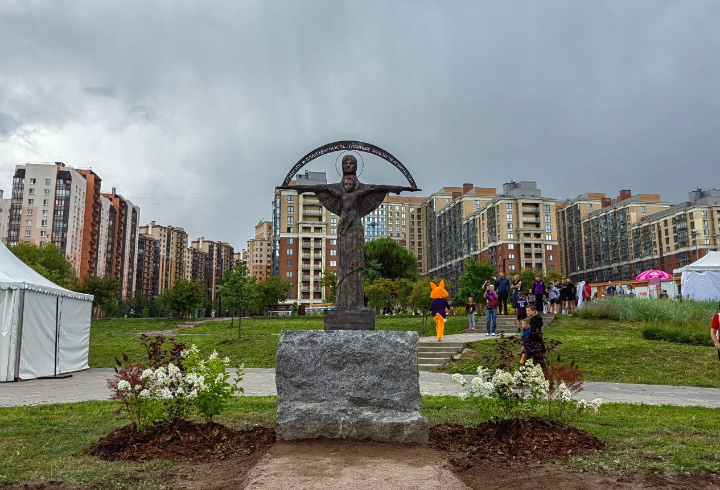 В Кудрово на День Ленобласти торжественно открыли скульптуру Богоматери