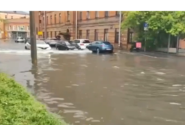 Часть улиц в центре Петербурга затопило после сильного ливня