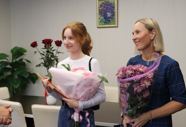 Школьницу из Кировска наградили медалью за успехи в учебе и хорошую сдачу ЕГЭ