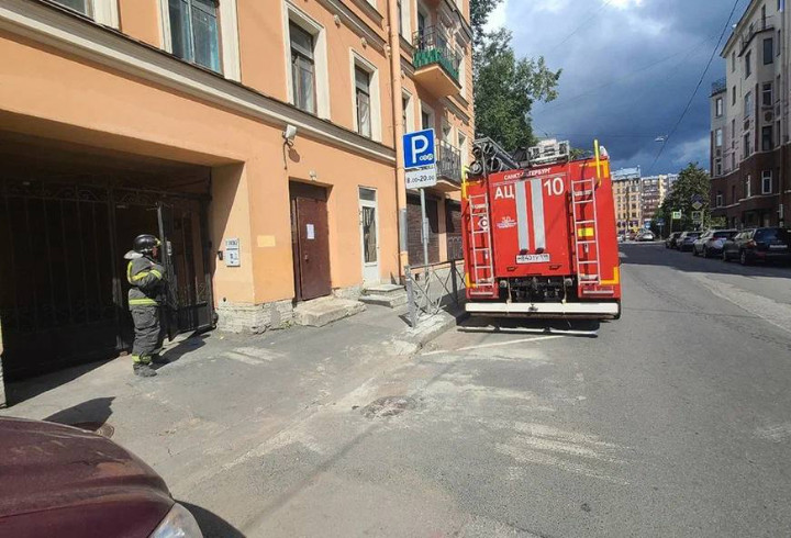 На Петроградской стороне временно перекрыли движение из-за обрушения дымохода